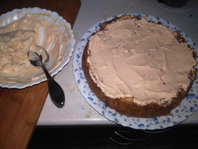 Быстро-вкусно: пирог на сметане с персиками