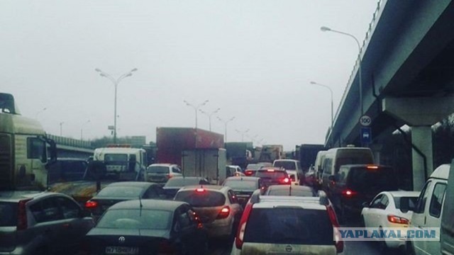 В центре Москвы транслируют ролики про тревожный чемоданчик
