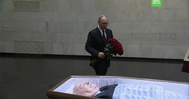 Полиция с ночи выставила кордоны у Серафимовского кладбища в Петербурге