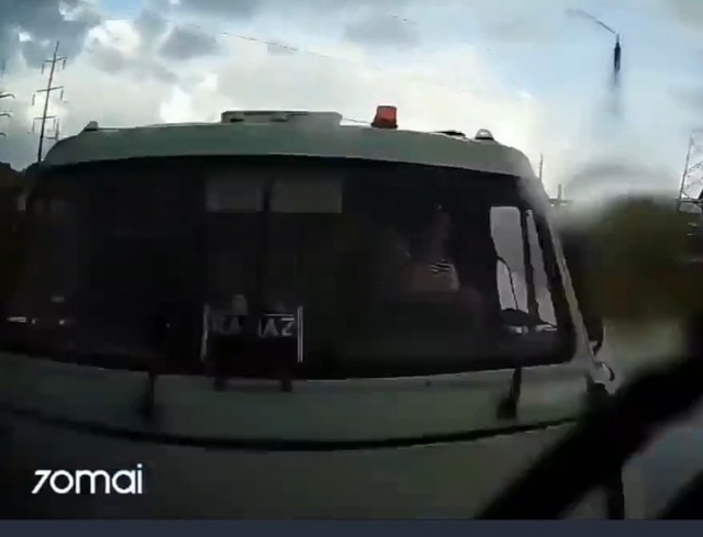 Что из всё время тянет на встречку!?