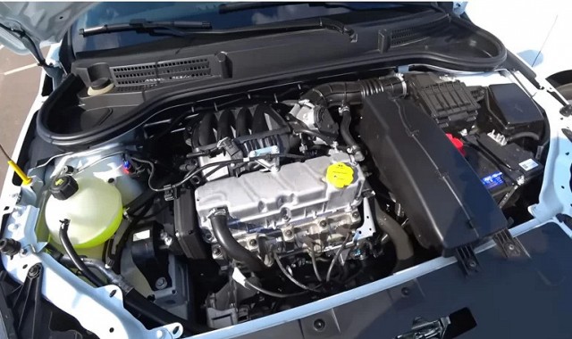 Владельцы новой Весты жалуются на течи бензина из двигателя, непонятные стуки из-под капота, неработающие поворотники и фары