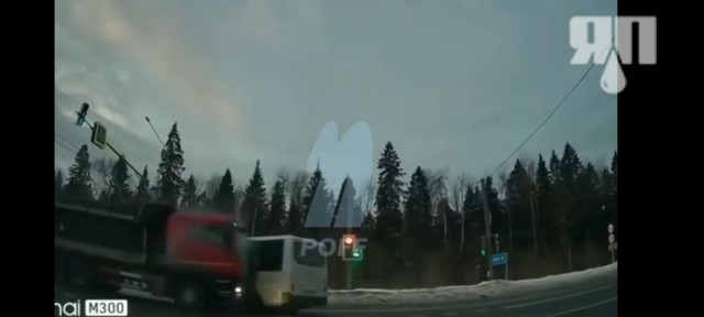 Два человека погибли при столкновении маршрутки и грузовика в Пушкино. Ещё шестеро пострадали