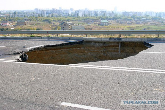 В Крыму в яму провалилась машина