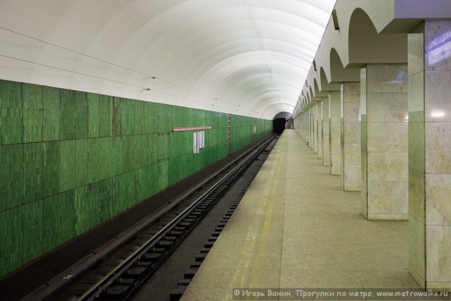 Необычное: московское и питерское метро без людей