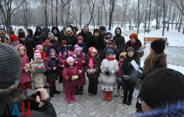 На Аллее ангелов в Донецке почтили память детей