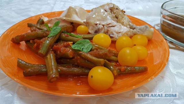 Курица с кленовым сиропом и стручковая фасоль в томате