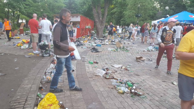 Британские болельщики оставили после себя в киевском парке Шевченко горы мусора