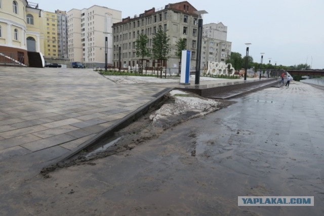 Набережная города Старый Оскол спустя неделю после открытия. Ну, а кто же знал, что дождь пойдёт?