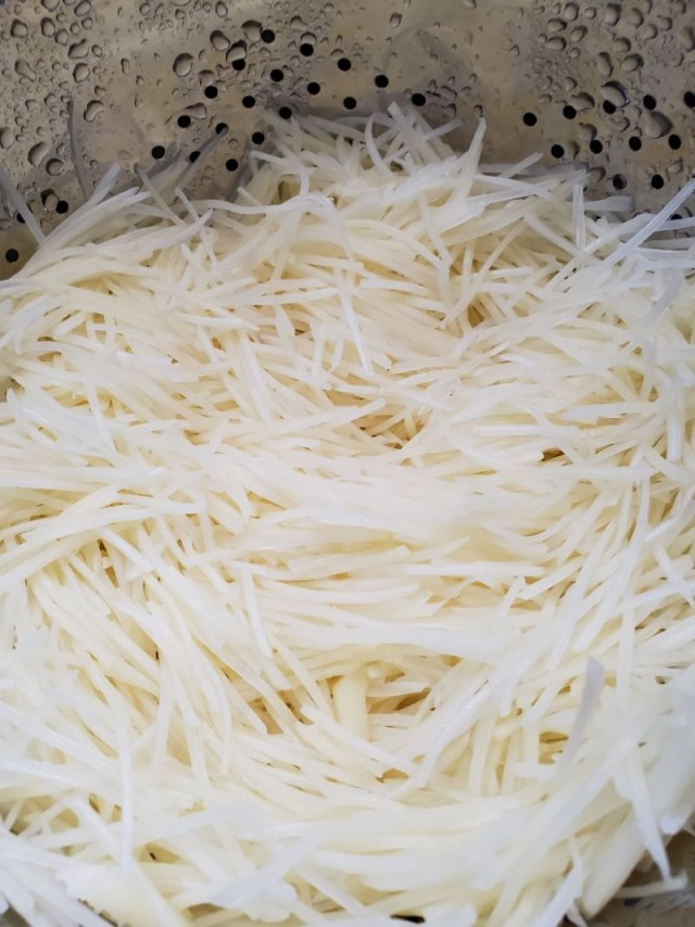 Картофельный салат по-корейски.