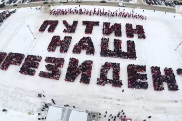 В Санкт-Петербурге на льду Фонтанки, покрытой снегом, кто-то написал слово «Навальный». На место приехали спасатели из МЧС
