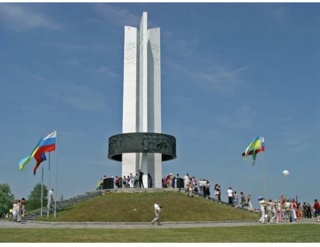 На Украине неизвестные вывешивают баннеры с фразой "Да, мы один народ".