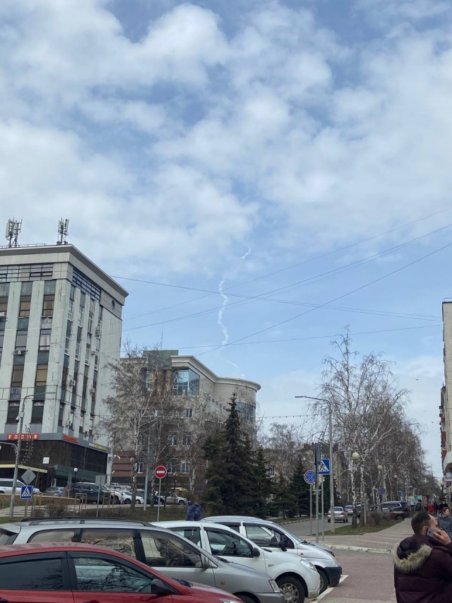 Жители Белгорода в соцсетях сообщают о звуке взрыва над городом. В небе при этом был видел дымный след
