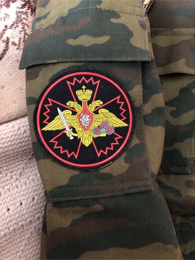 Покажи свой шеврон.