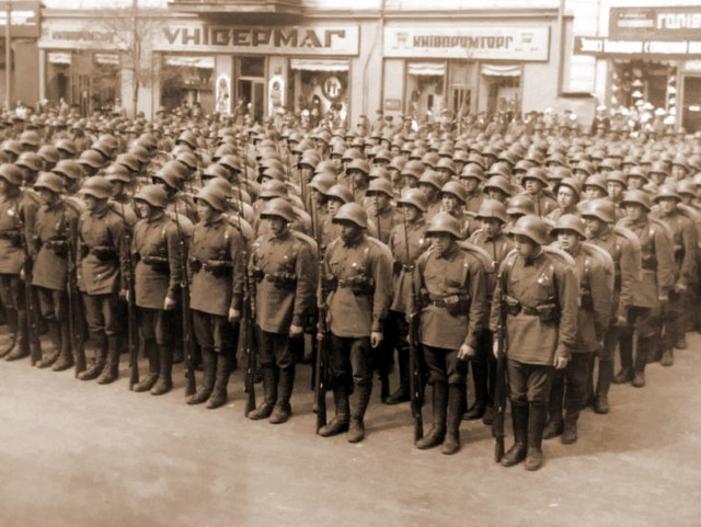 Фотографии связанных с историей Красной и Советской Армии.