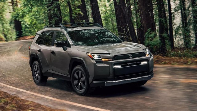 Toyota официально представила кроссовер RAV4 нового поколения с абсолютно новым дизайном и технологиями