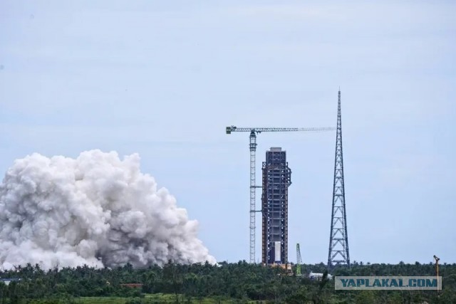 Китай протестировал блок двигателей для лунной ракеты.
