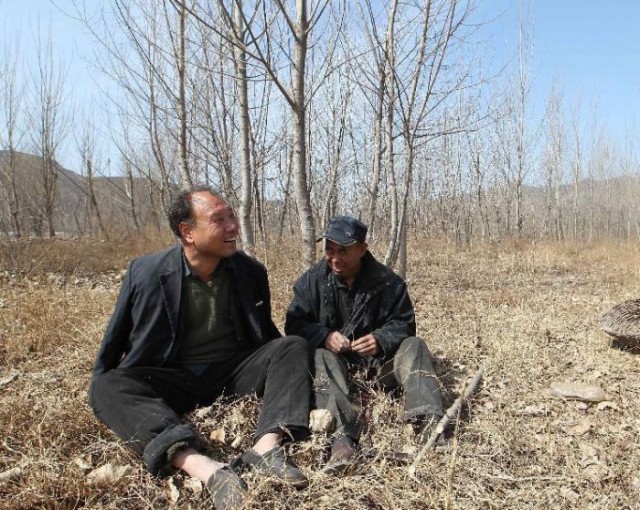 Дуэт китайских инвалидов посадил 10 000 деревьев