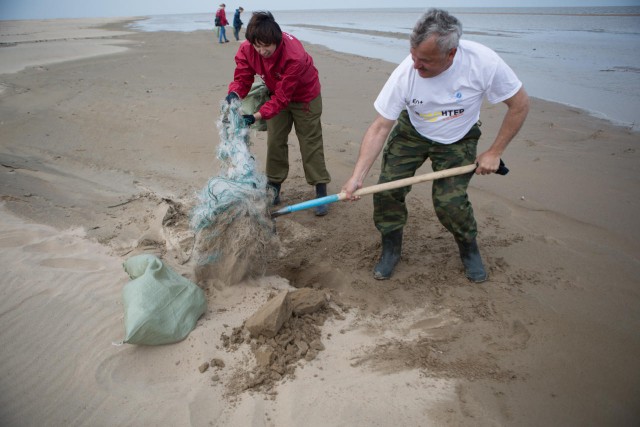 Как волонтеры очищают Байкал от мусора