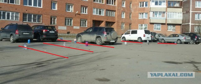 Весь двор в баночках. Такой вот он, богоизбранный народец.