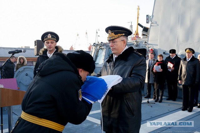 Торжественная церемония поднятия Андреевского флага на фрегате "Адмирал Макаров"