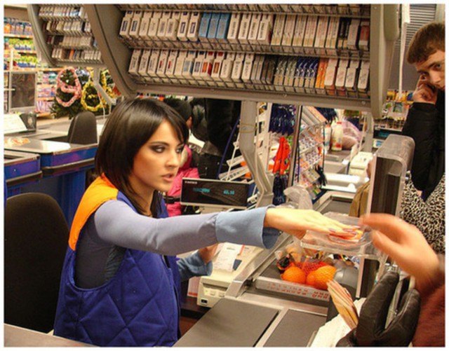 Заверните две! (Симпатичные работницы торговли)