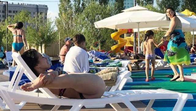 Сексуальная поза загорающей астанчанки смутила казахстанцев