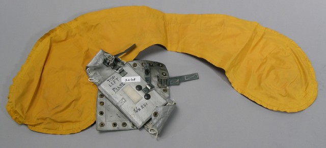 Для чего у астронавтов на груди закреплен пакет?