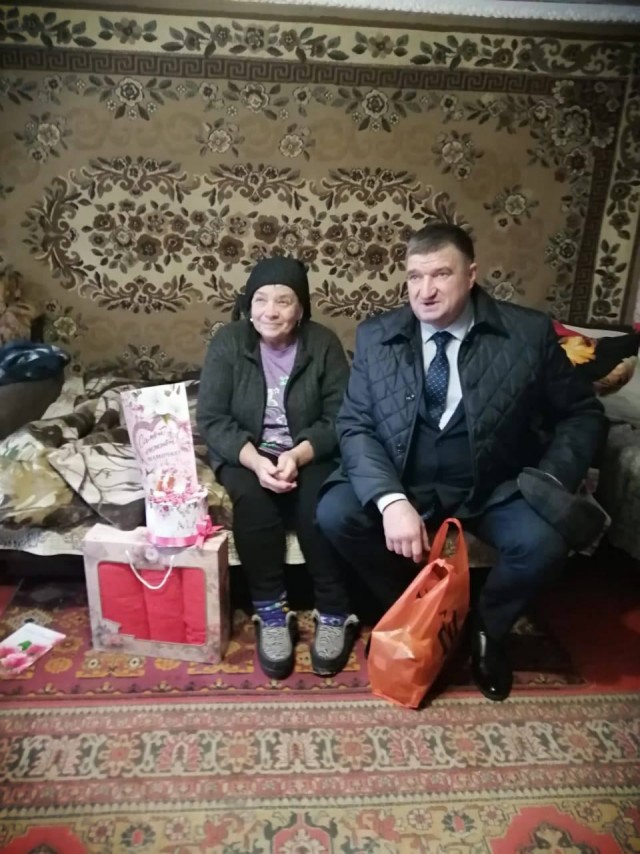 В Курской области матерям погибших в ходе СВО подарили набор полотенец и торт