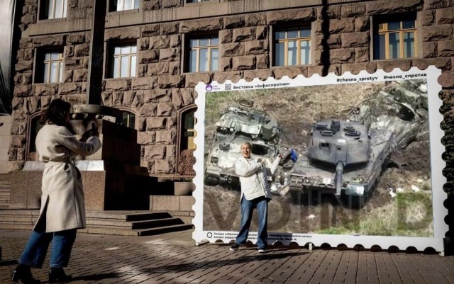Немецкий танк Leopard таранит горящую американскую боевую машину пехоты M2 Bradley и тоже сгорает...