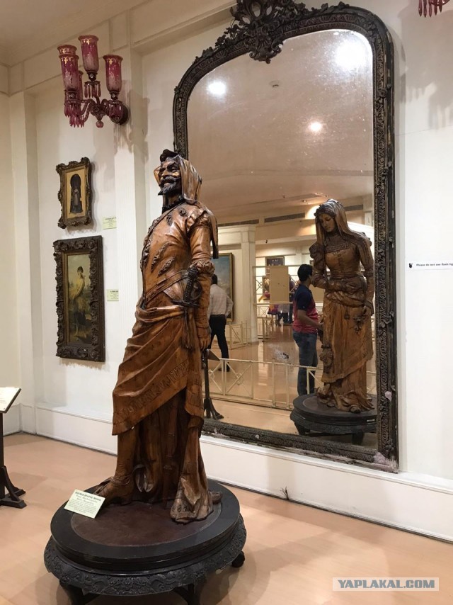 Стоит статуя посреди заката а место уя большая лопата...