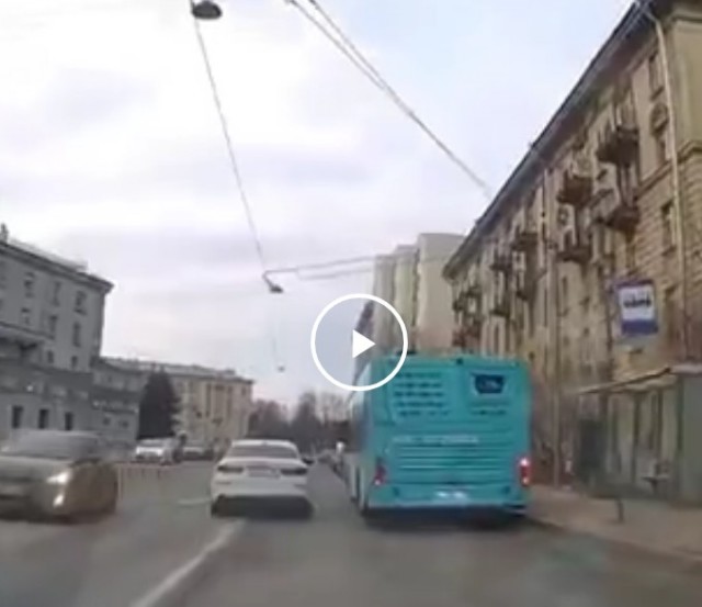 На ровном месте прилип на бабосики