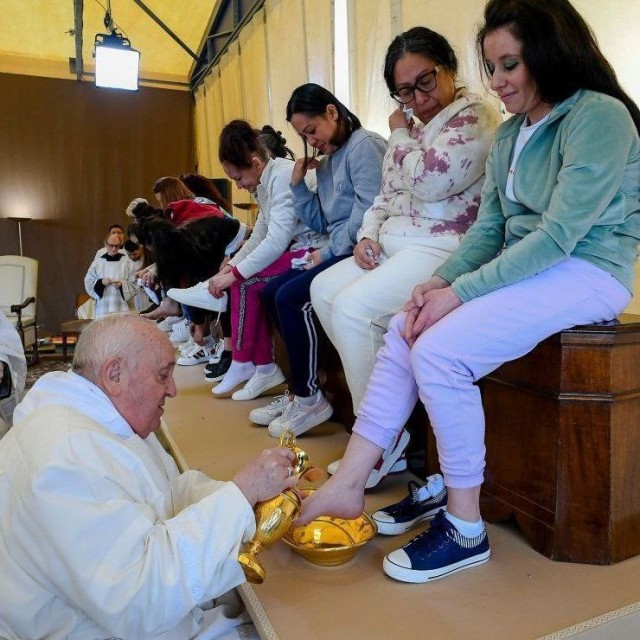 Папа Римский Франциск в Чистый четверг по традиции омыл и поцеловал ноги 12 женщинам-заключенным во время традиционного ритуала