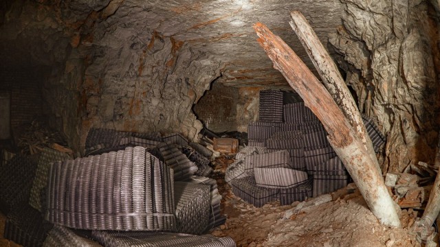 Показываю где "прятали" дефицит в СССР — это огромный подземный холодильник. Его вместимость 200 ЖД вагонов провизии!