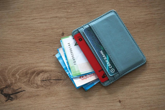 «Начнут сокращать персонал, а не зарплаты». Почему в России так низко оценивают труд людей даже в условиях дефицита кадров?