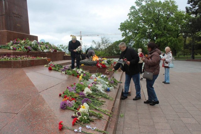 Одесситы пришли возложить цветы к памятнику неизвестному матросу на Аллее Славы