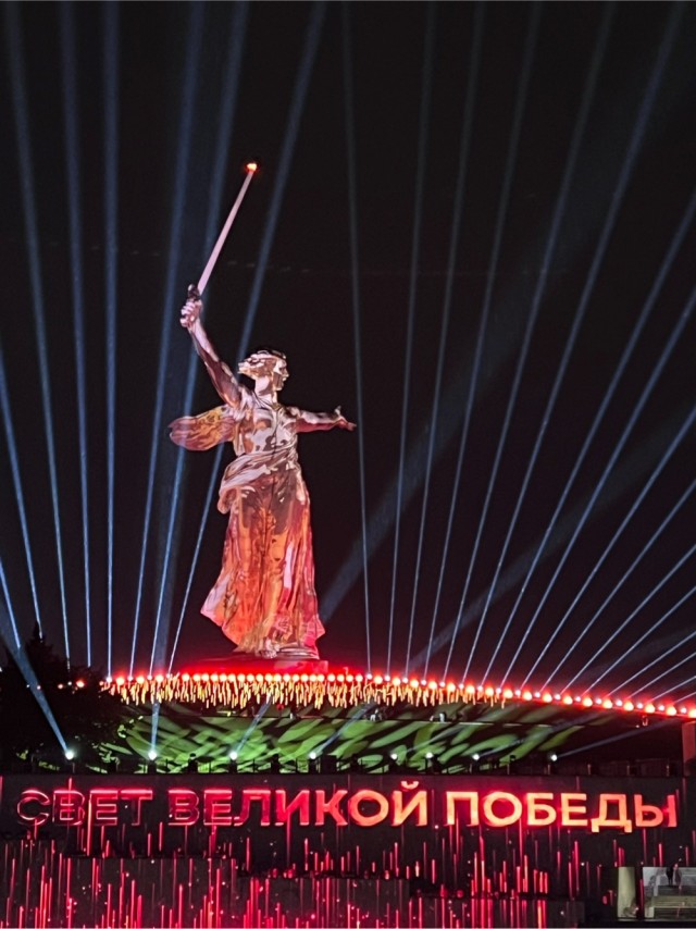 Монумент «Родина-мать зовет!» на фоне заходящего солнца