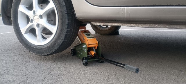 Домкрат подкатной