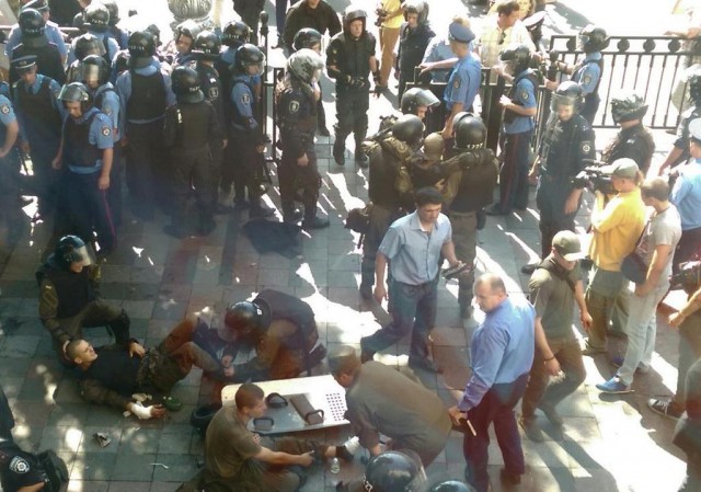 Митингующие в Киеве штурмуют здание Рады