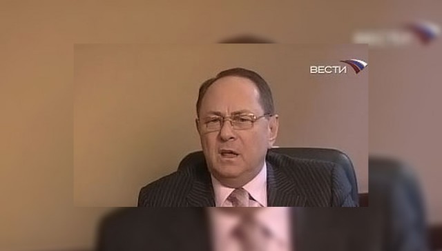 Директор московского театра «Ленком» ездит по тротуару и ругается с активистами