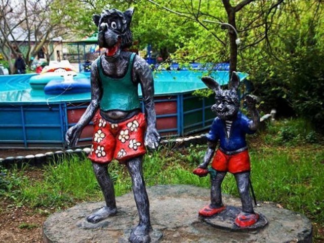 18 странных скульптур на детских площадках, которые невозможно забыть