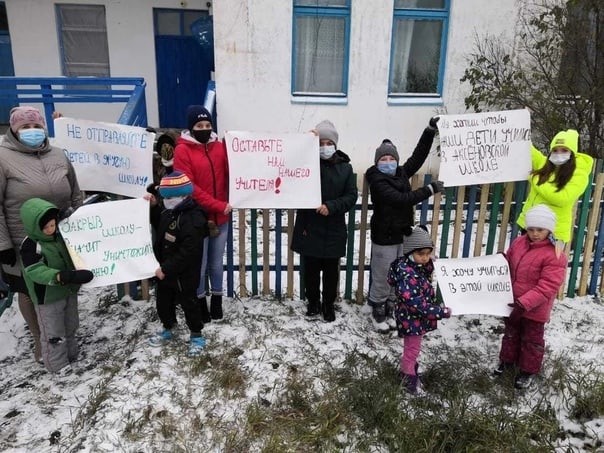 Омскую учительницу оштрафовали за организацию пикета против закрытия сельской школы