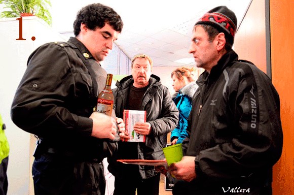 Фотожаба: Приставы и страховщики.