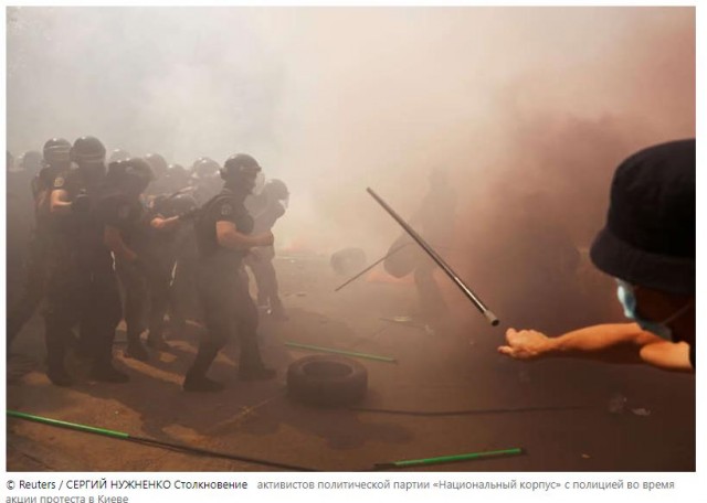 Столкновение полиции с митингующими возле офиса президента Украины