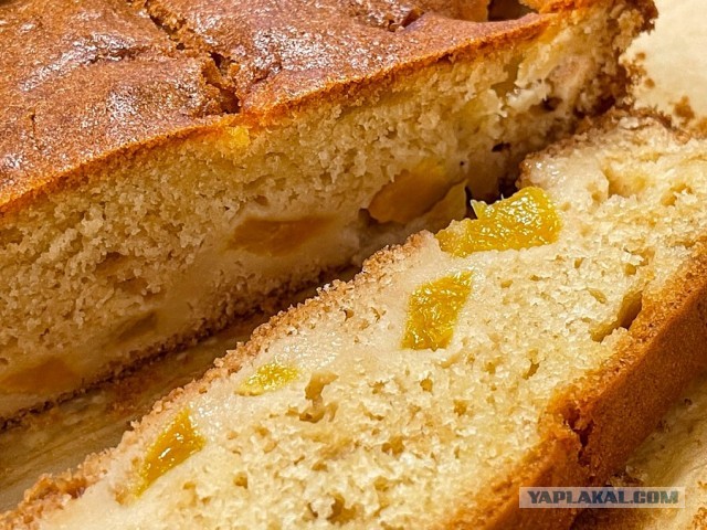 Быстро-вкусно: пирог на сметане с персиками