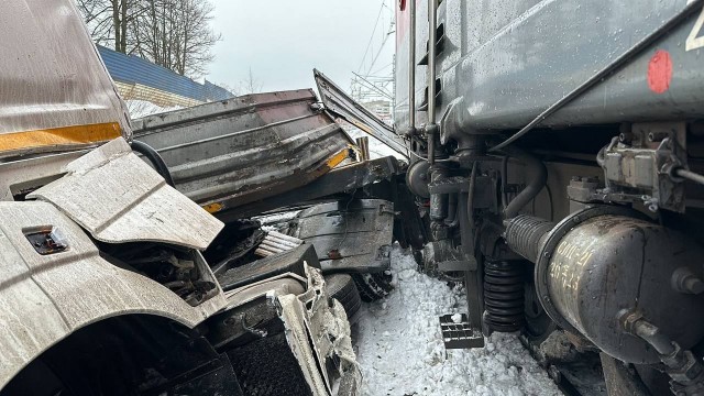 На железнодорожном переезде под Домодедово тепловоз протаранил Камаз