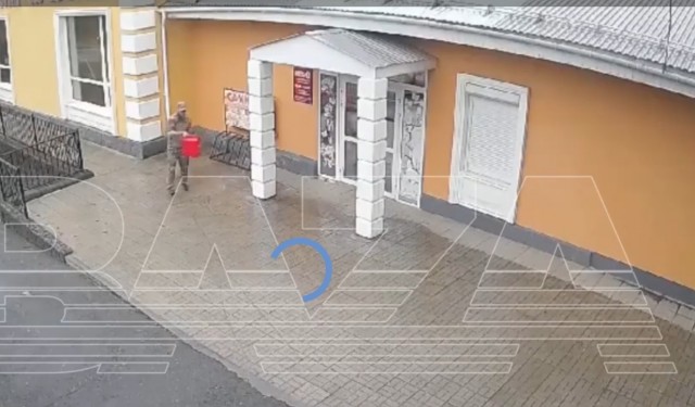 Мужчина в камуфляже пытался сжечь «Толстую креветку»