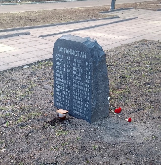 В РПЦ назвали языческим наследием обычай оставлять еду и водку на могилах