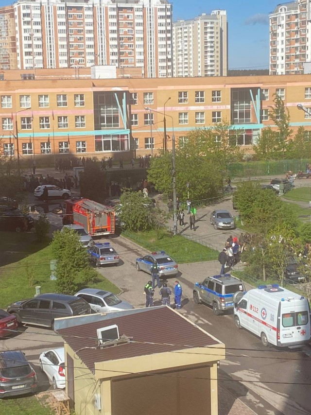 В подмосковной Лобне эвакуируют учеников школы №10 из-за сообщения об угрозе