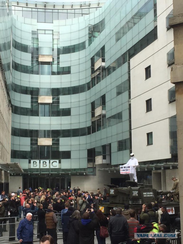 К офису BBC на танке привезли петицию