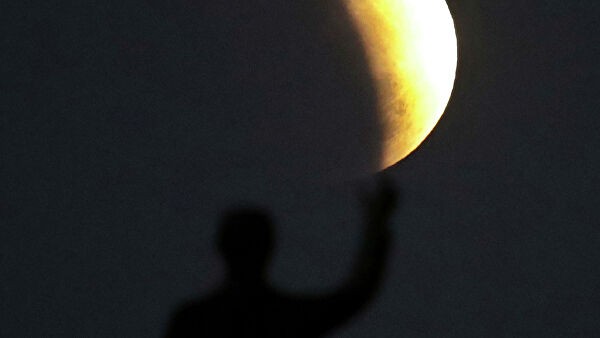 Земляне предстоящей ночью увидят самую большую Луну 2020 года